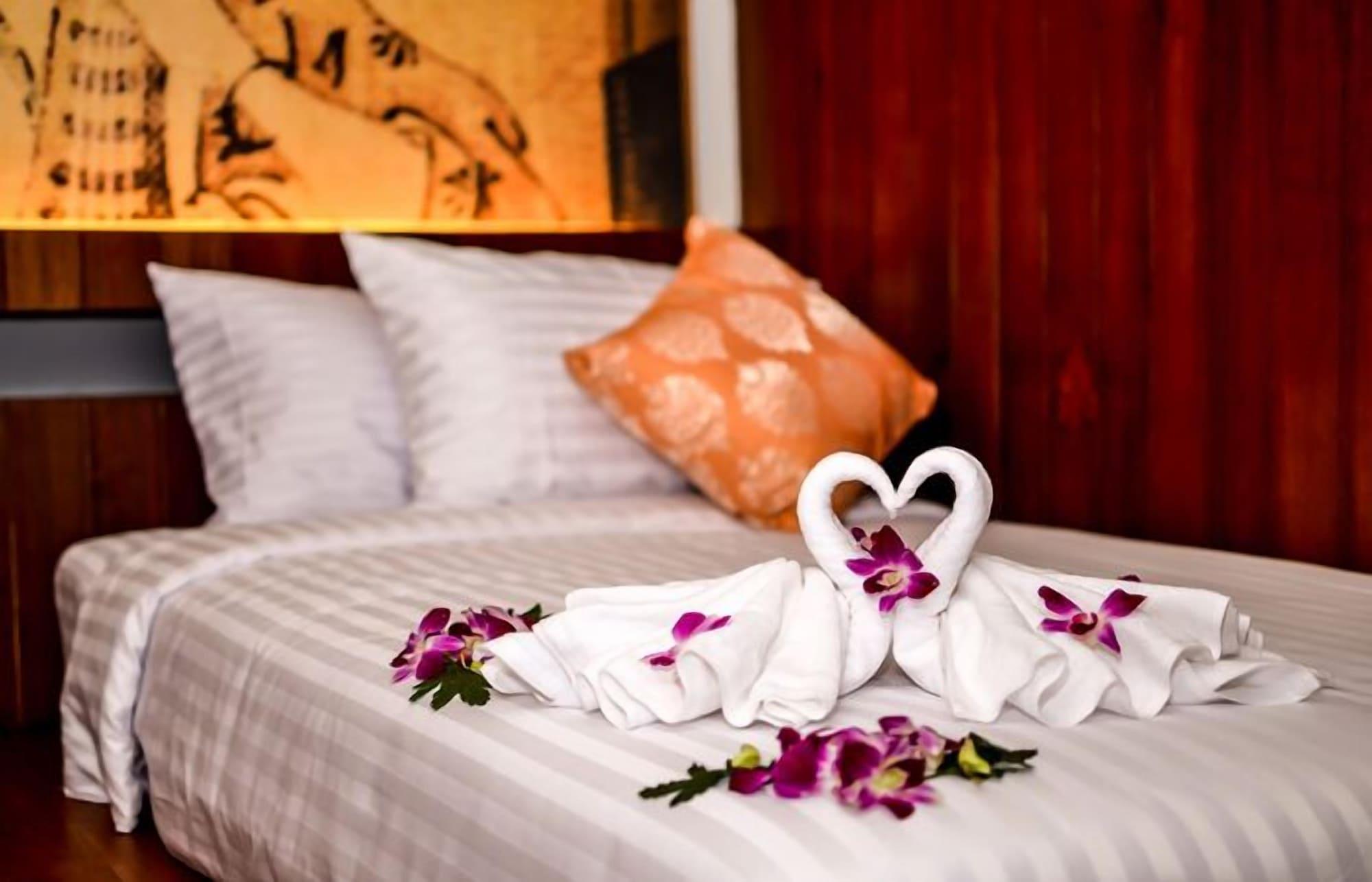 Lap Roi Karon Beachfront By Shanaya ภายนอก รูปภาพ