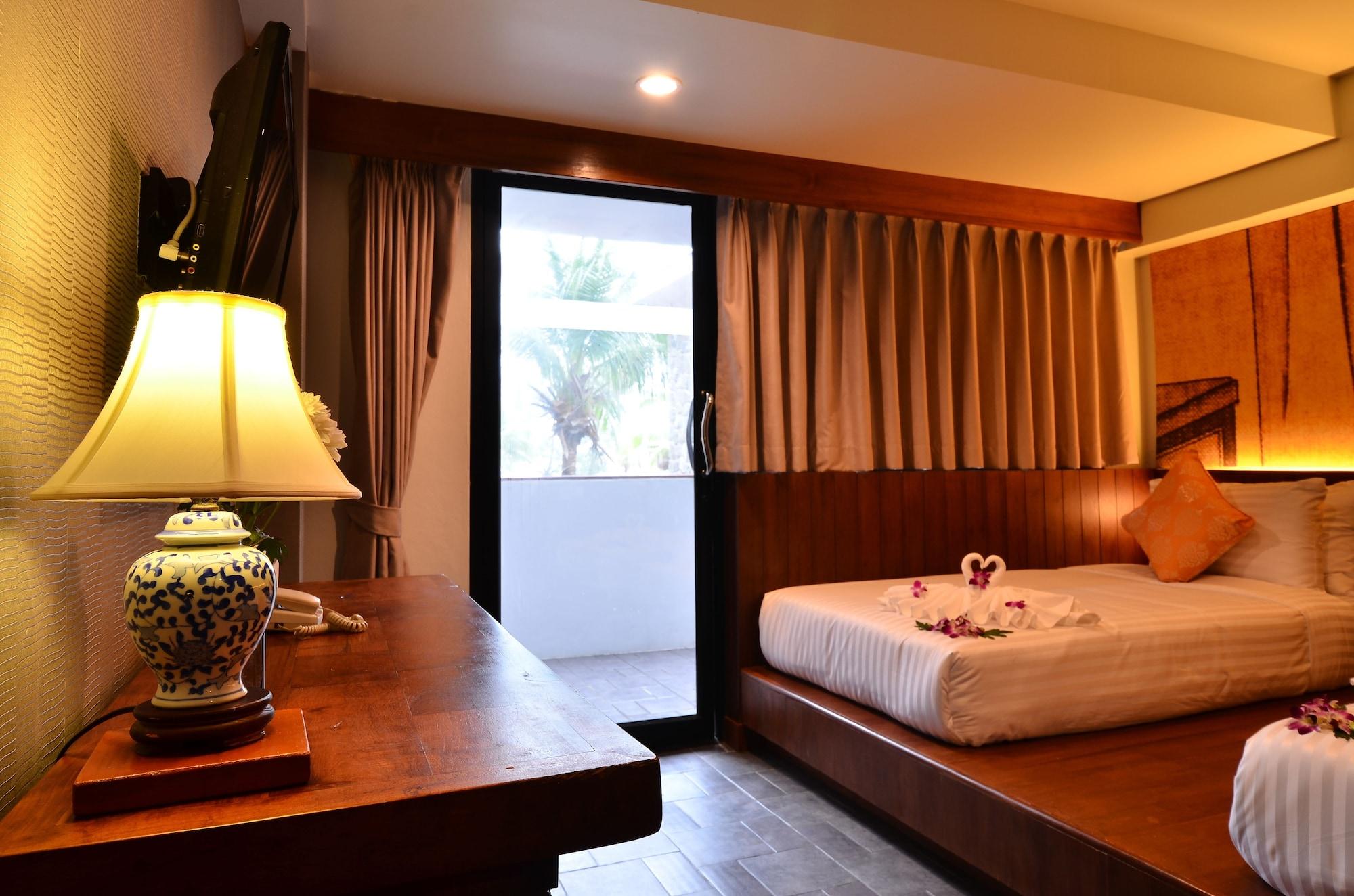Lap Roi Karon Beachfront By Shanaya ภายนอก รูปภาพ