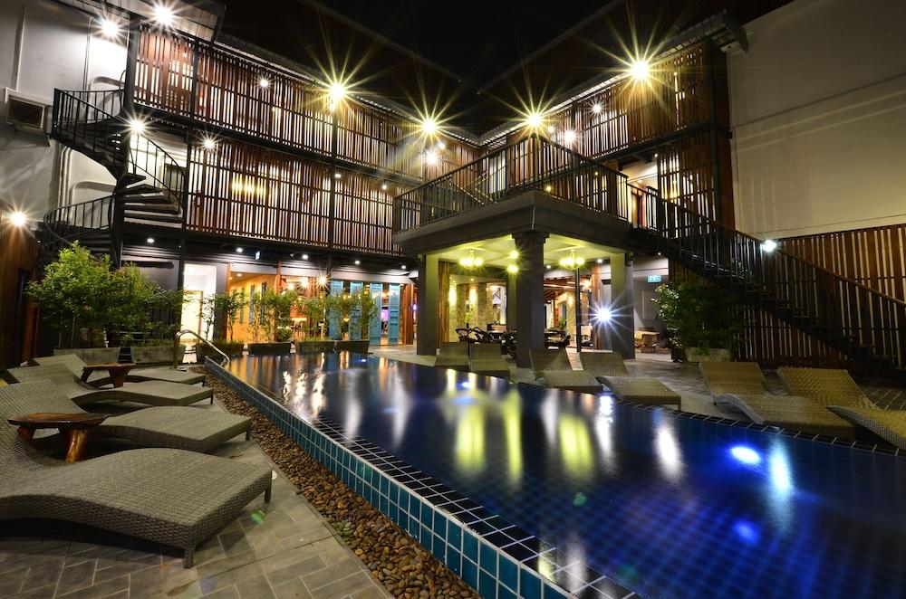 Lap Roi Karon Beachfront By Shanaya ภายนอก รูปภาพ