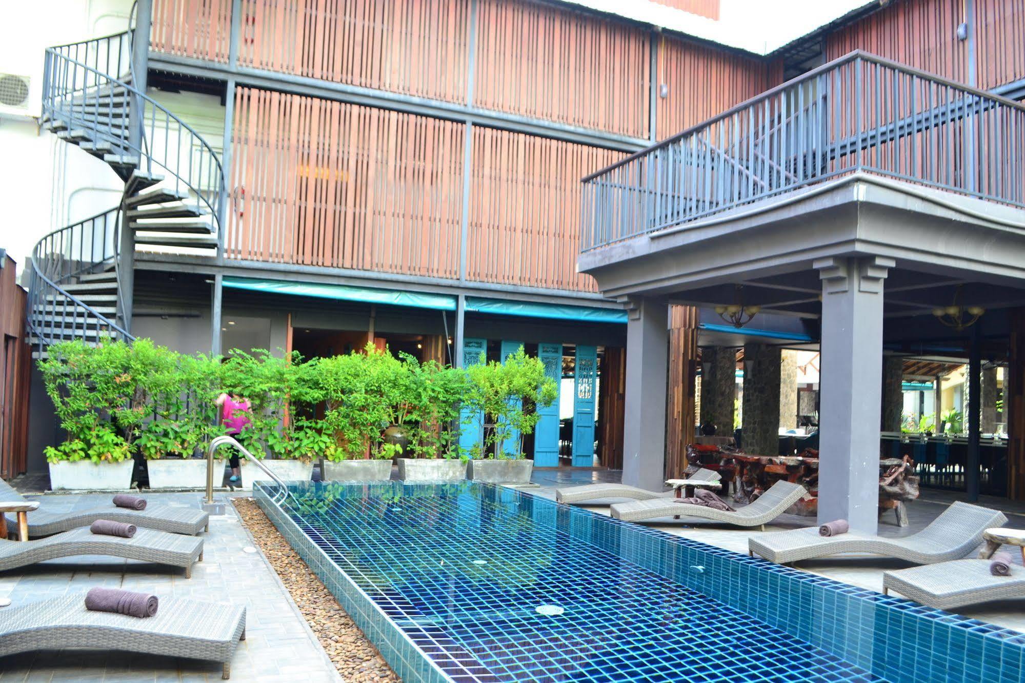 Lap Roi Karon Beachfront By Shanaya ภายนอก รูปภาพ