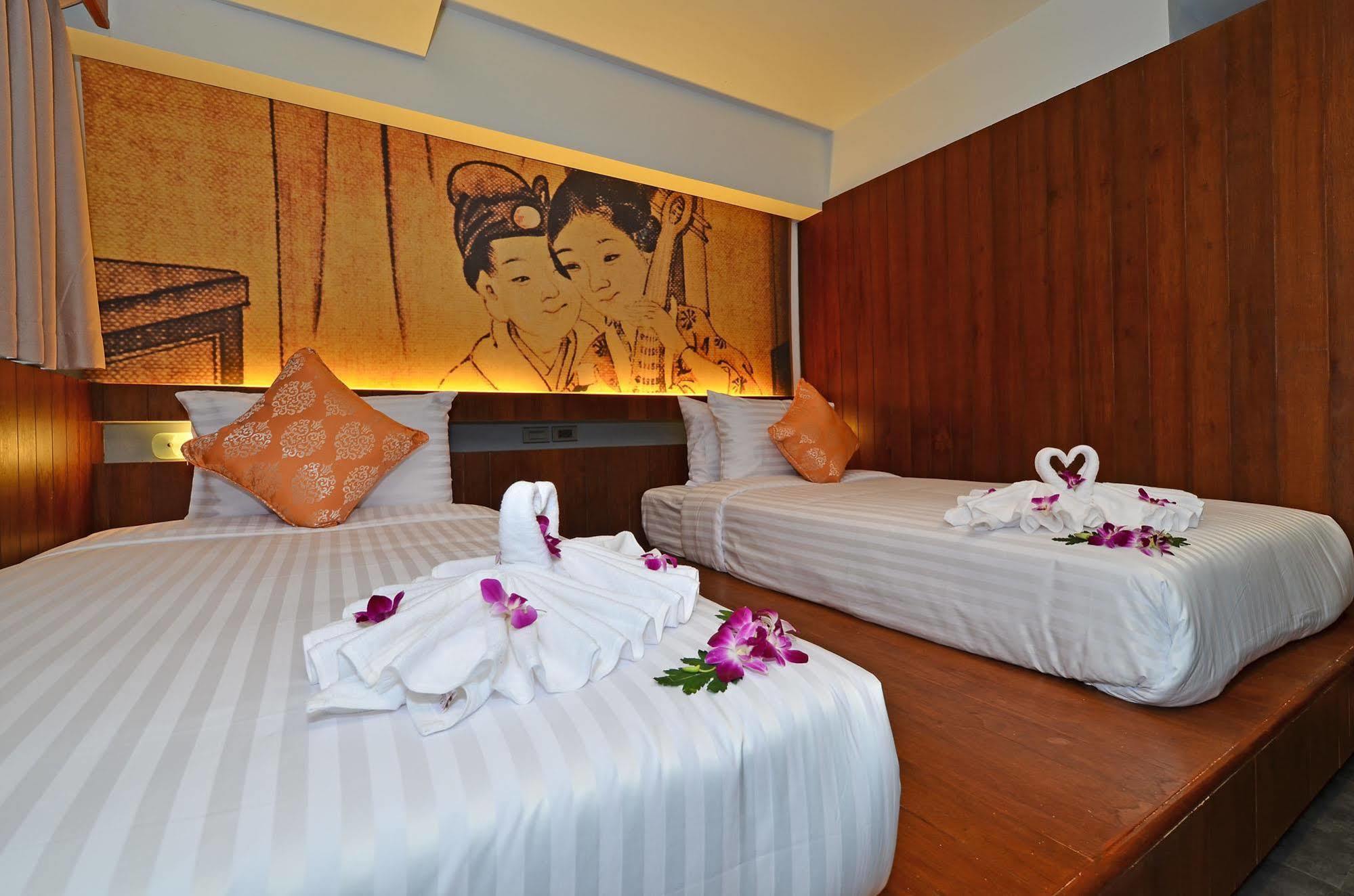 Lap Roi Karon Beachfront By Shanaya ภายนอก รูปภาพ